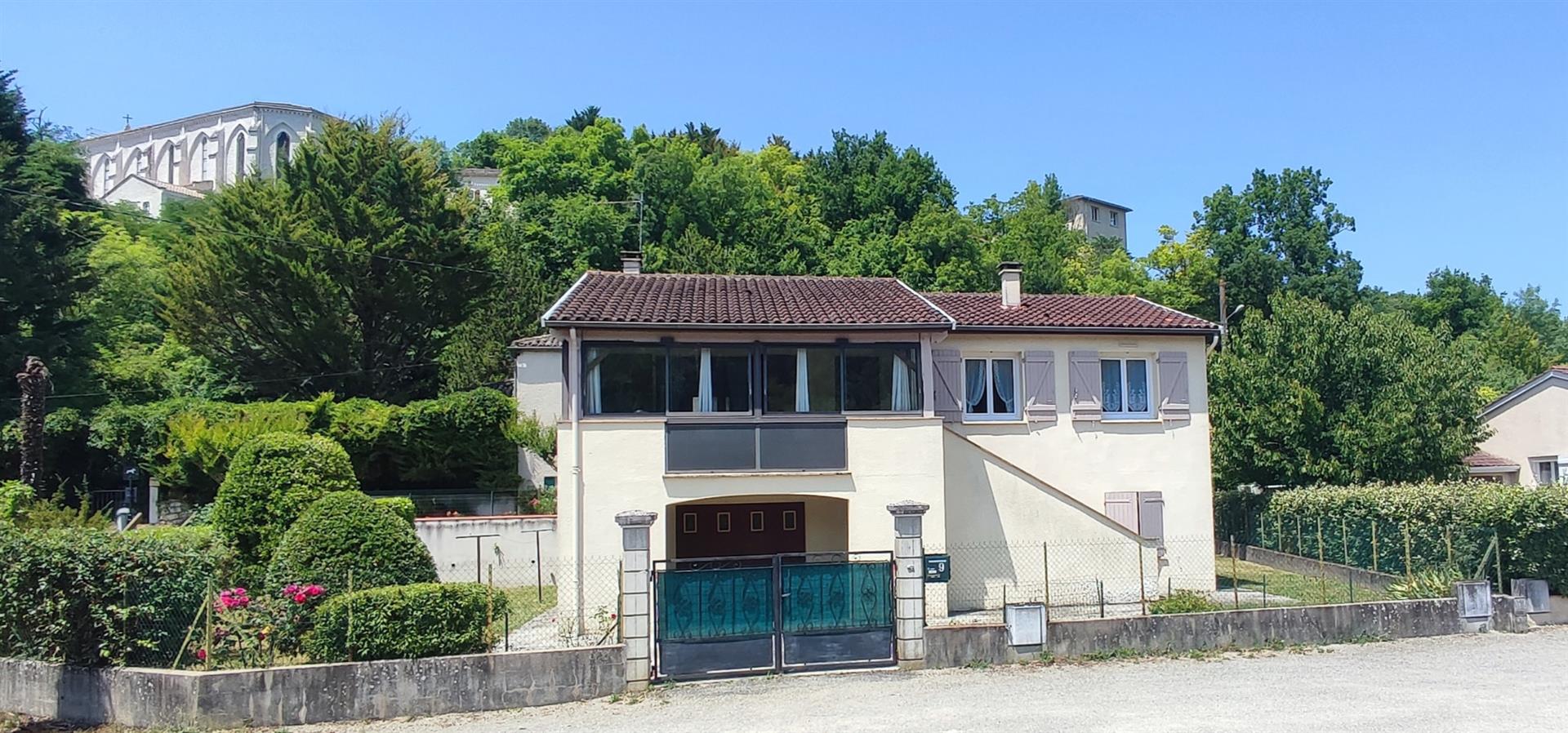 Village house with garage and basement, three bedrooms, 500m2 of land and ideal location
