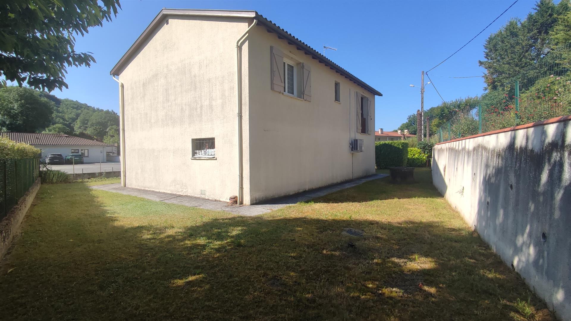 Village house with garage and basement, three bedrooms, 500m2 of land and ideal location