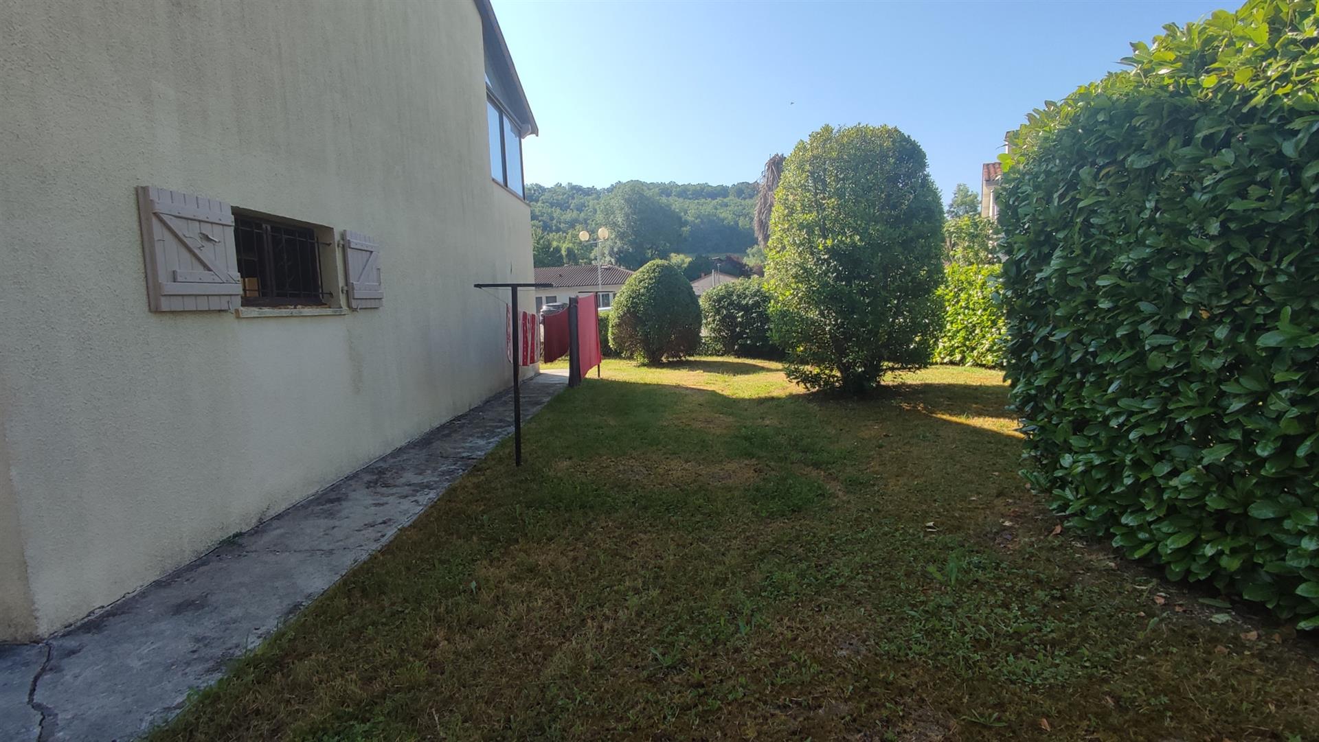 Village house with garage and basement, three bedrooms, 500m2 of land and ideal location