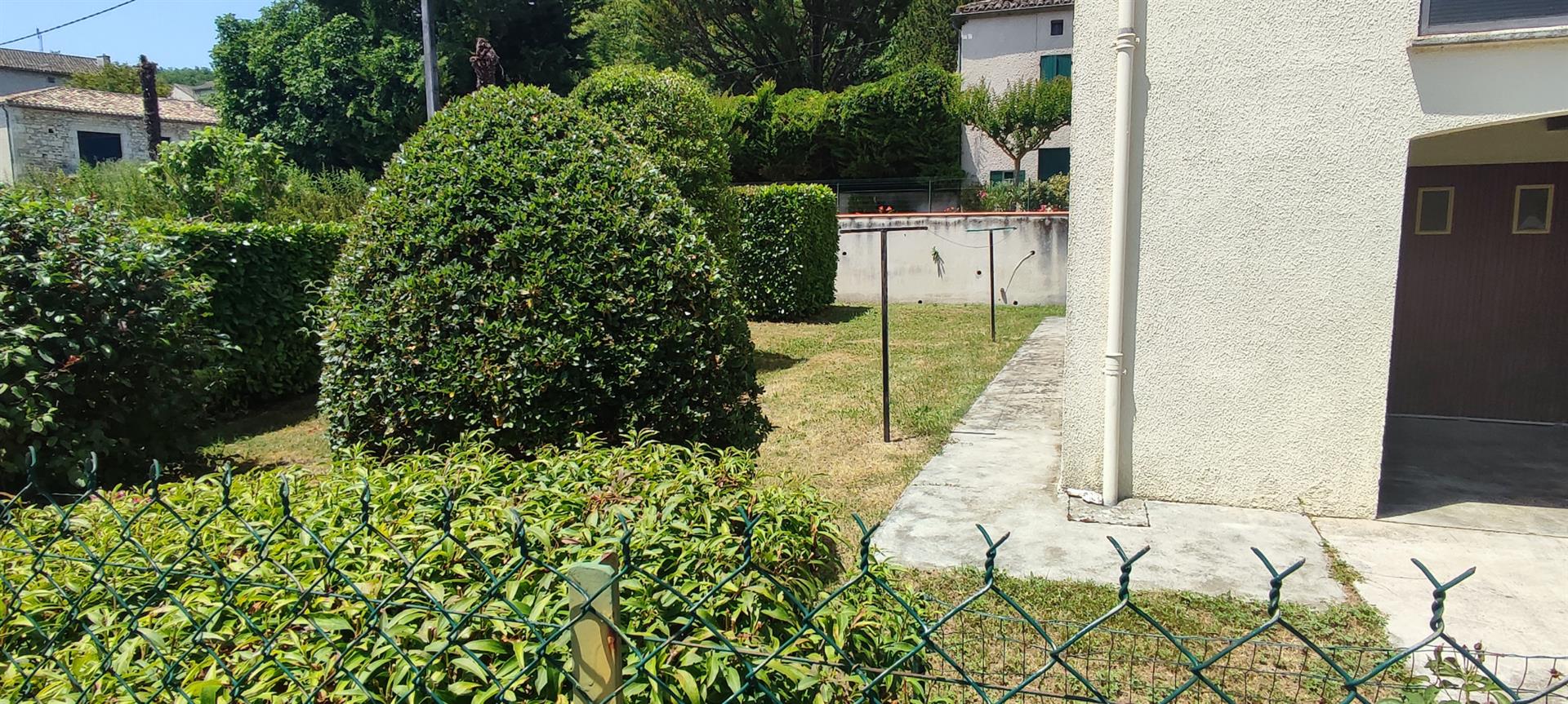 Village house with garage and basement, three bedrooms, 500m2 of land and ideal location