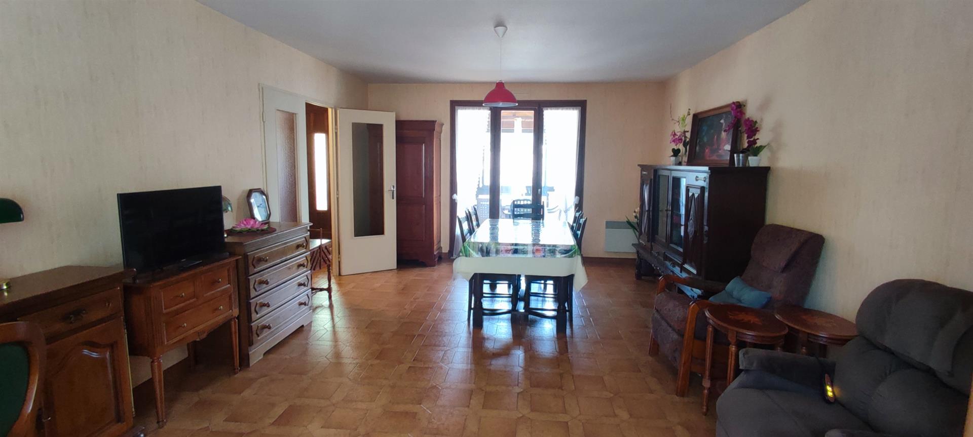 Village house with garage and basement, three bedrooms, 500m2 of land and ideal location