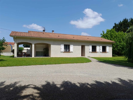 House located in the countryside without neighbors with 3 bedrooms, a swimming pool, a double garage