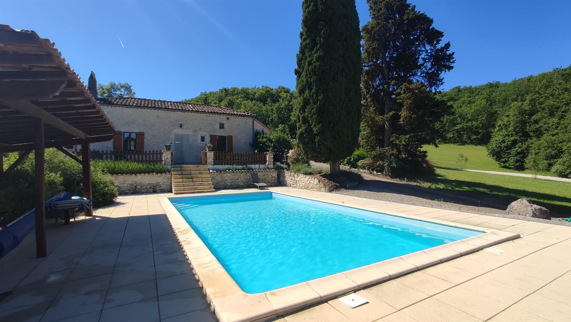 Set of 2 houses including a renovated barn and an old house, swimming pool, 2 hectares of land