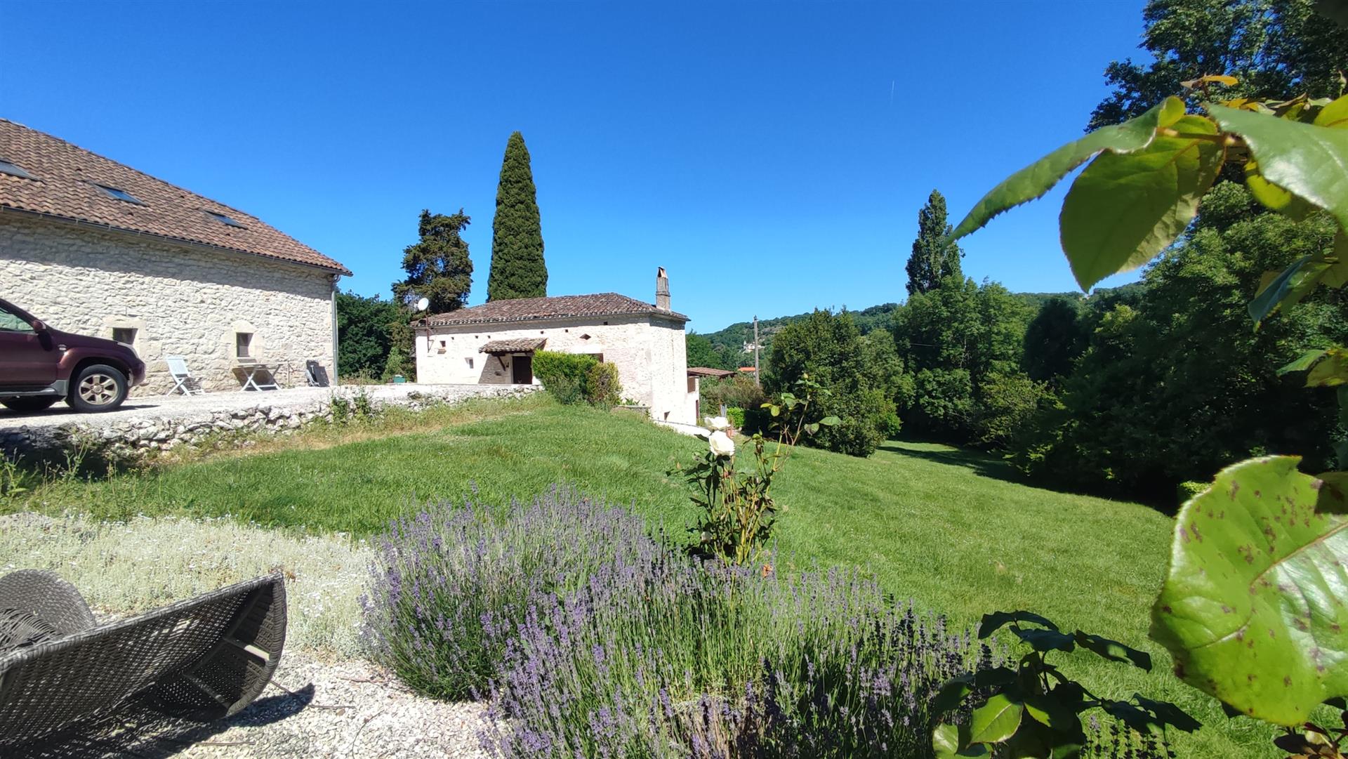 Set of 2 houses including a renovated barn and an old house, swimming pool, 2 hectares of land