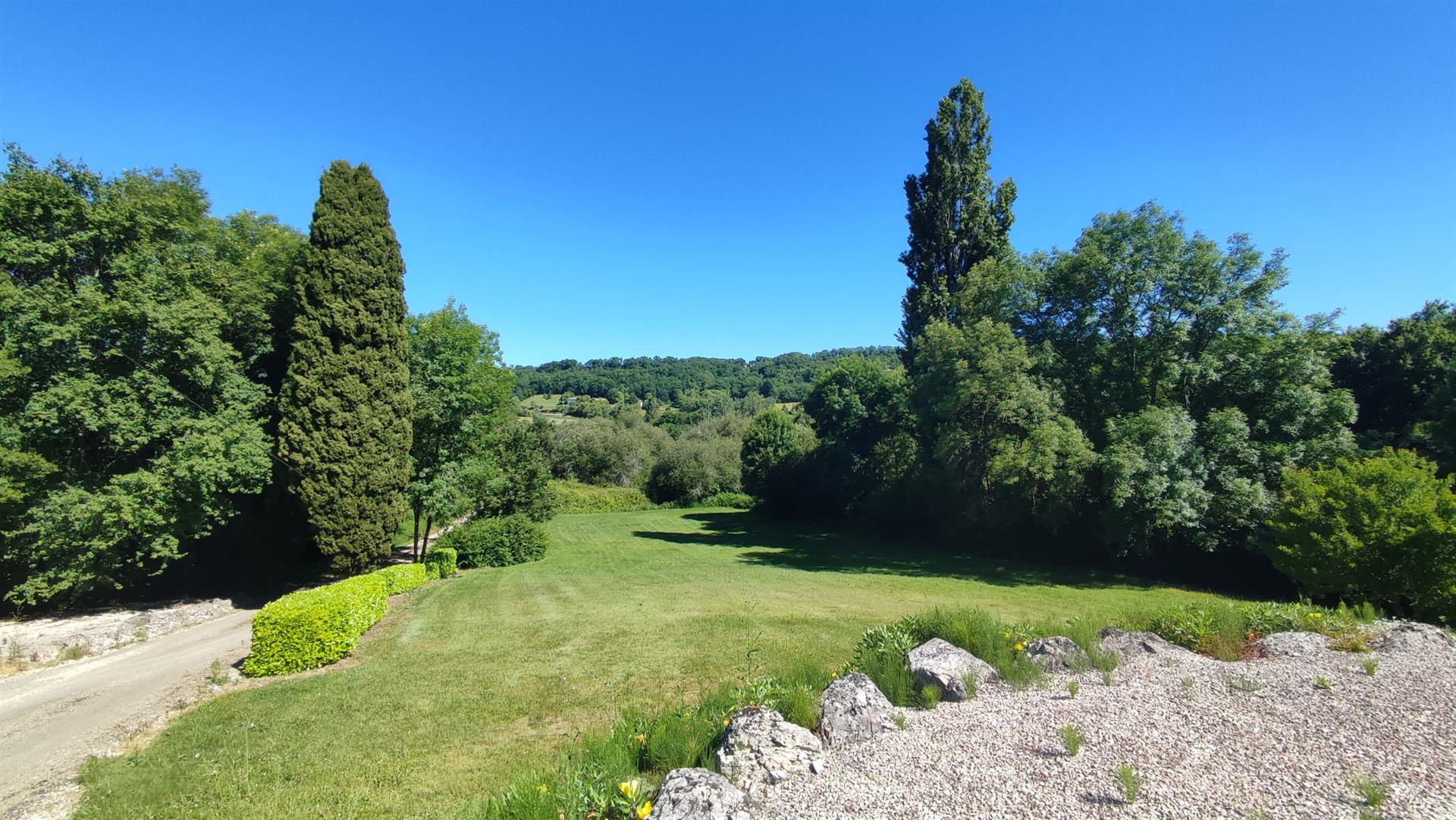 Set of 2 houses including a renovated barn and an old house, swimming pool, 2 hectares of land