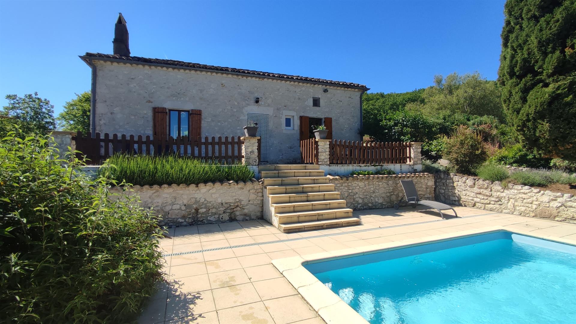Set of 2 houses including a renovated barn and an old house, swimming pool, 2 hectares of land