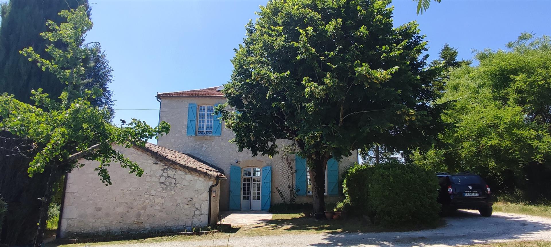 Renovated former school with garden, swimming pool and possibility of a guest room. Prime location i
