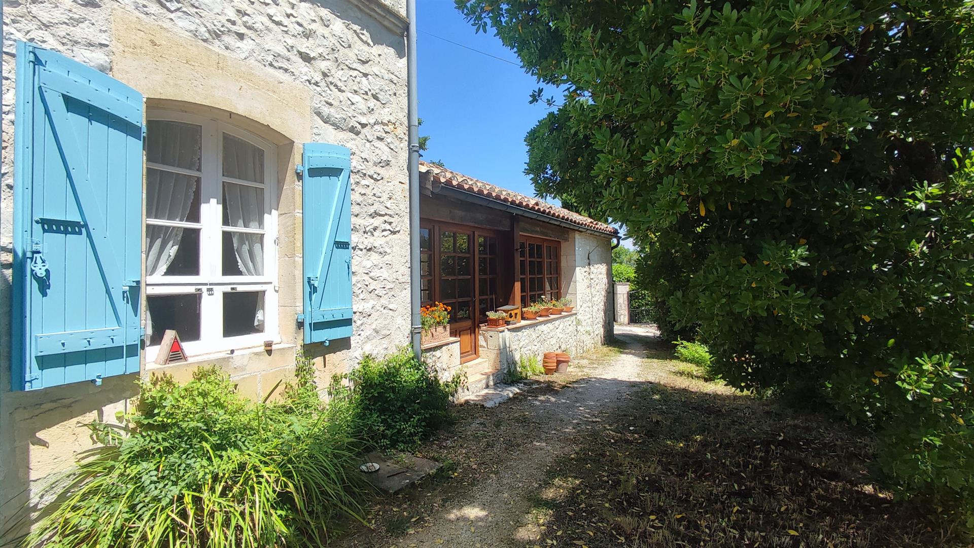 Renovated former school with garden, swimming pool and possibility of a guest room. Prime location i