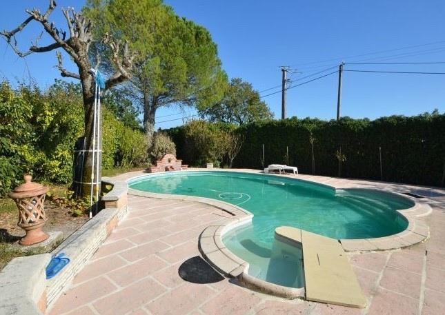 Renovated former school with garden, swimming pool and possibility of a guest room. Prime location i