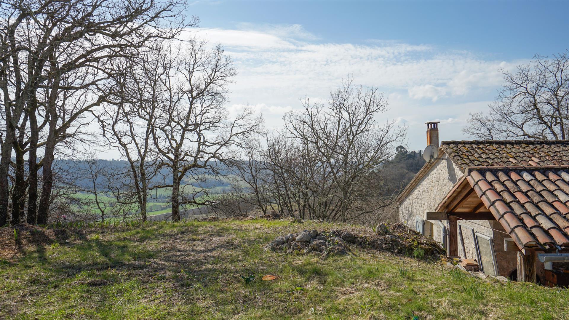 Atypical architect-designed house on the edge of the forest Swimming pool, terraces and outbuilding