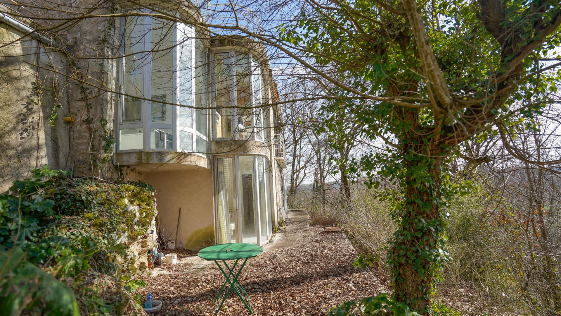 Atypical architect-designed house on the edge of the forest Swimming pool, terraces and outbuilding