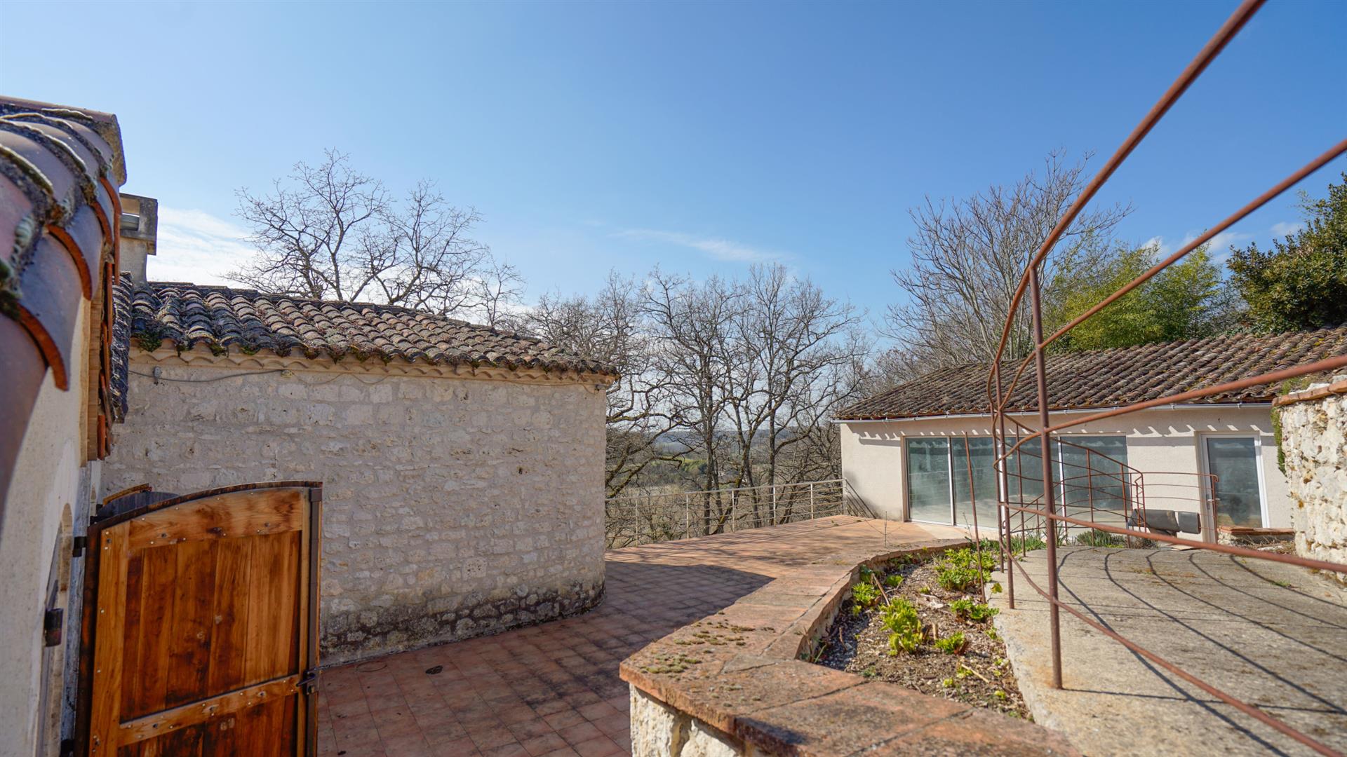 Atypical architect-designed house on the edge of the forest Swimming pool, terraces and outbuilding