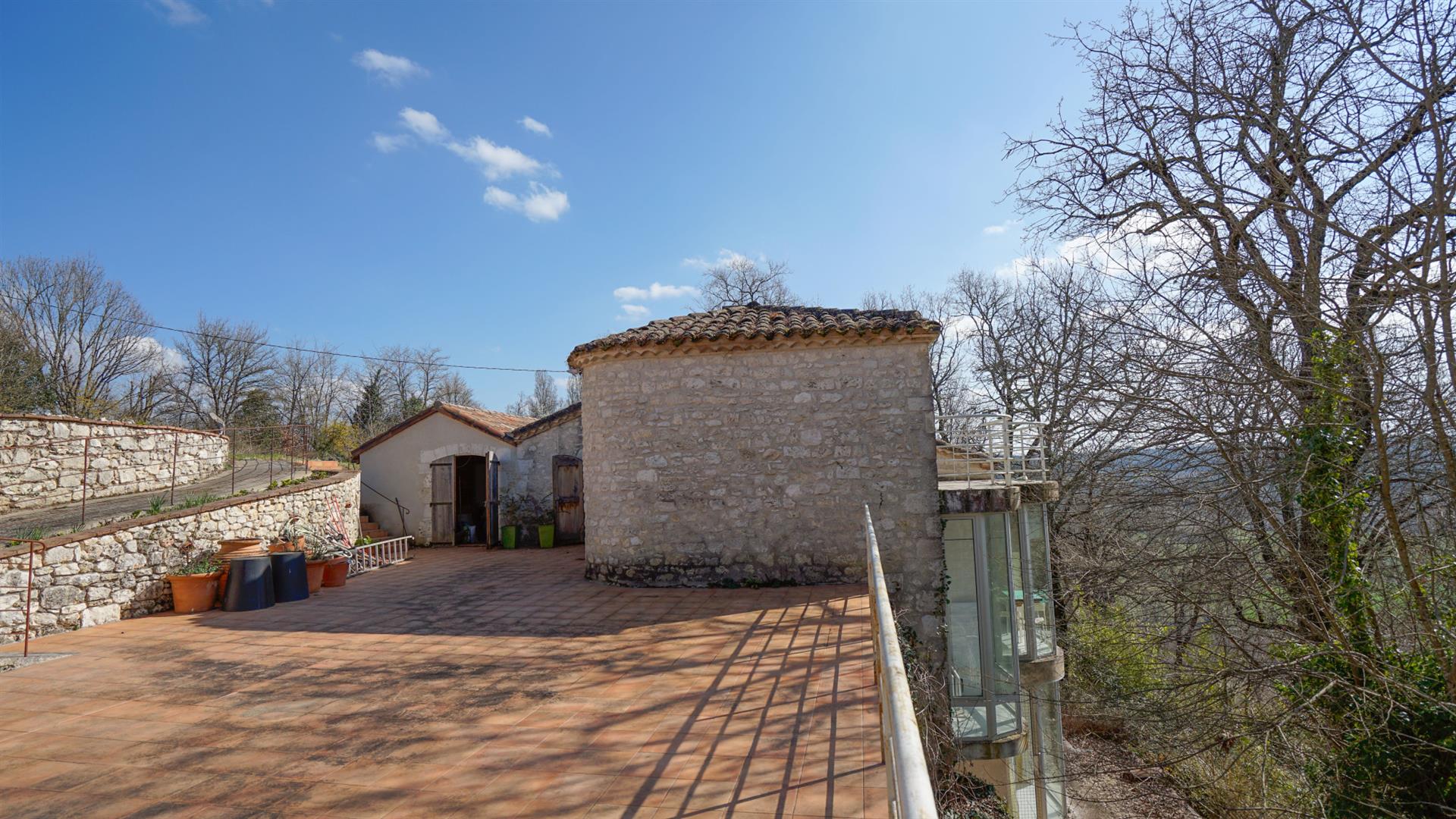 Atypical architect-designed house on the edge of the forest Swimming pool, terraces and outbuilding