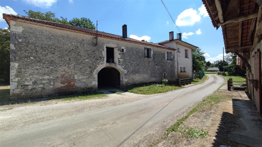 Moulin a restaurer avec une partie habitable de 110 m2 , 15 000 de terrain , une grange de 250 m2 et