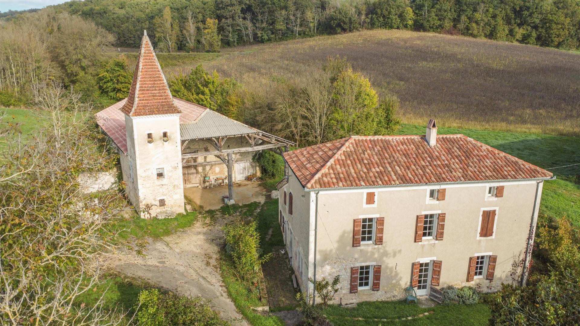 Restored stone ensemble on 2 hectares of land with no neighbours