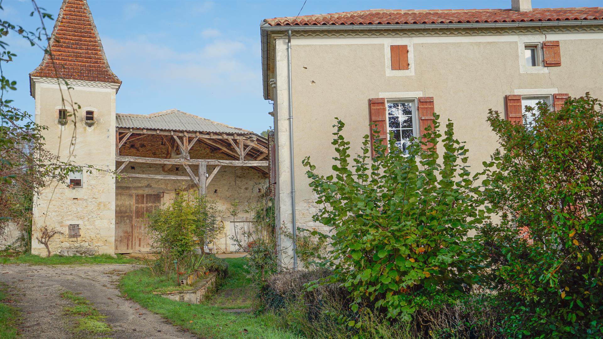 Restored stone ensemble on 2 hectares of land with no neighbours