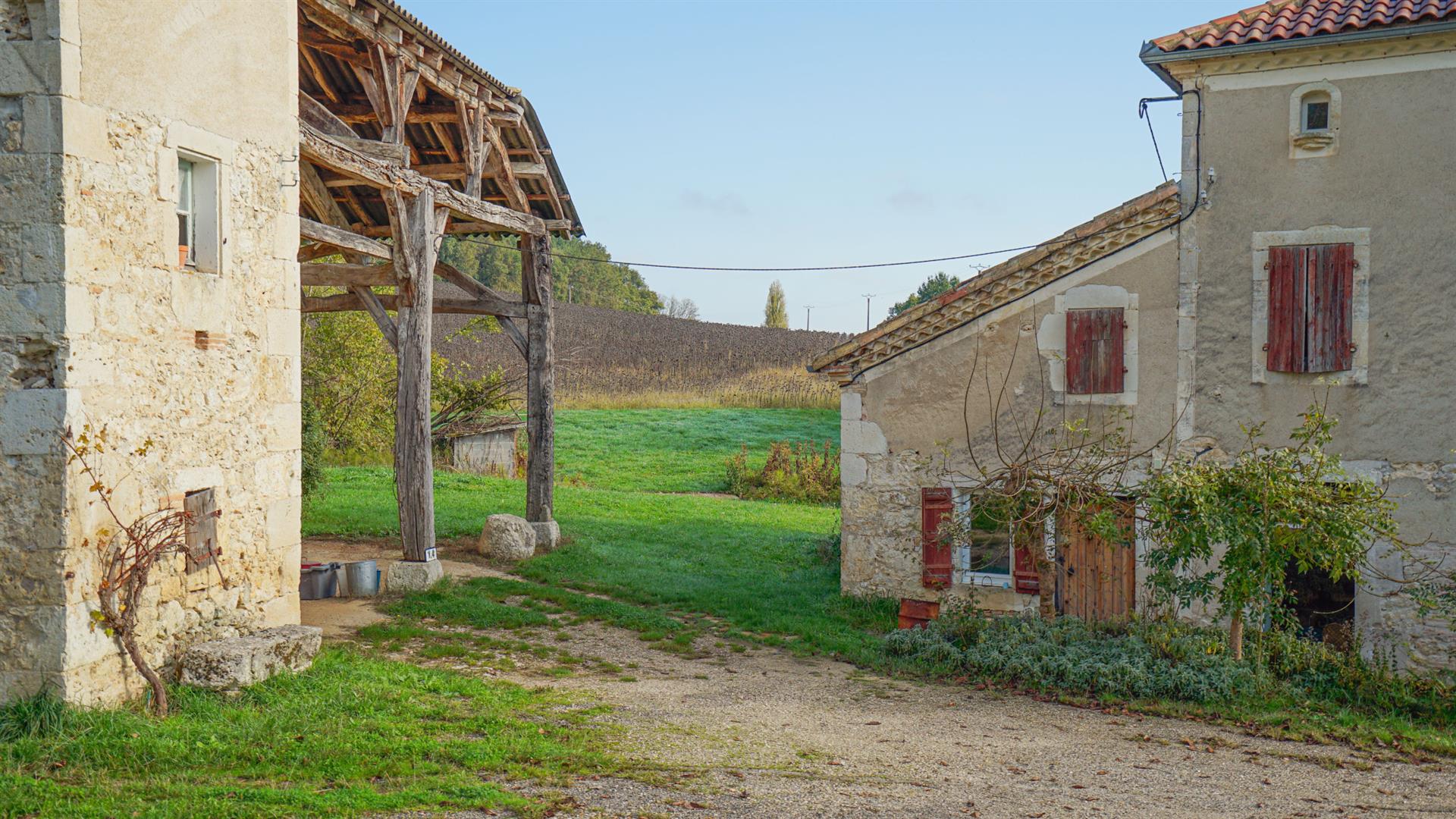 Restored stone ensemble on 2 hectares of land with no neighbours