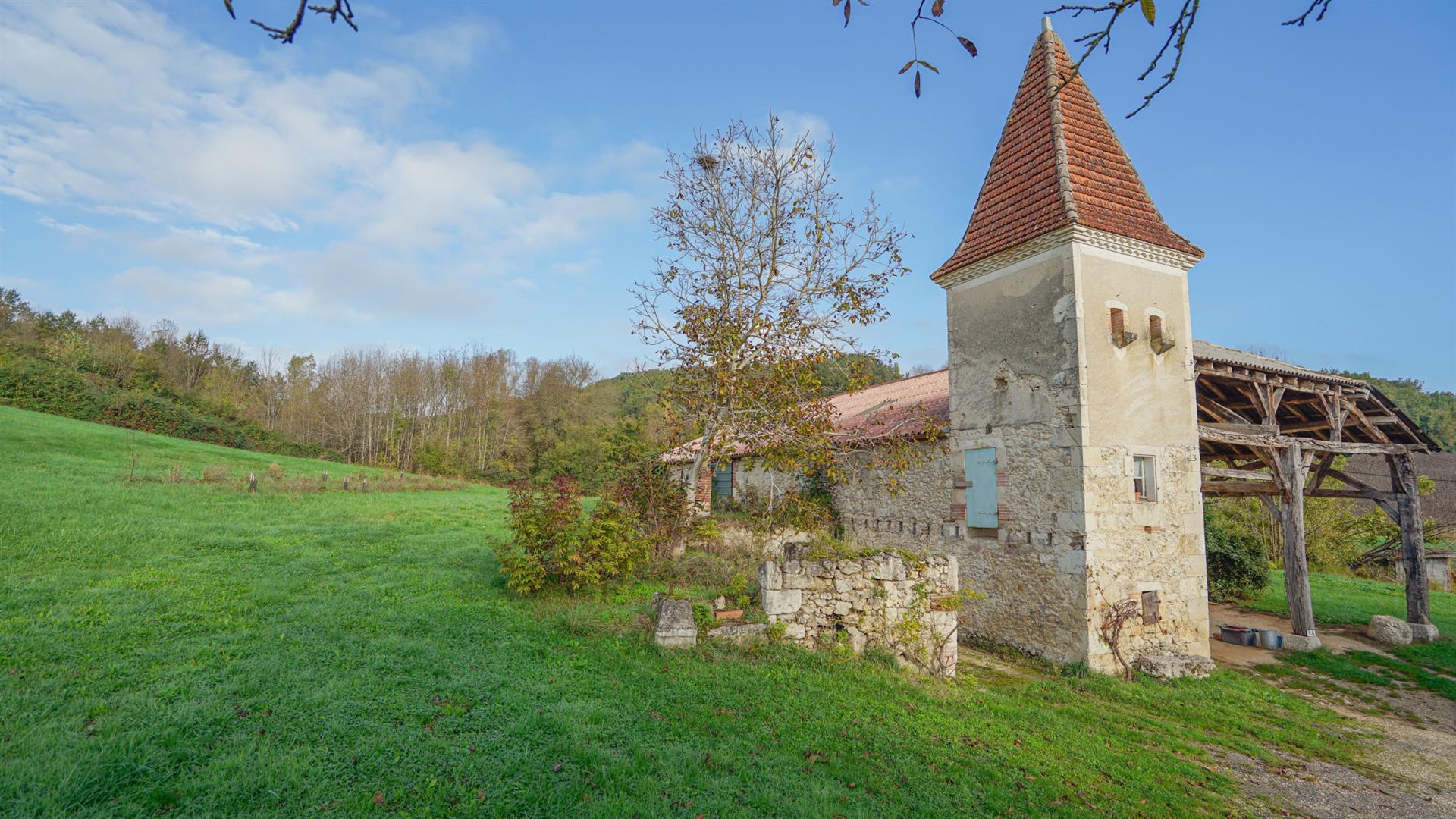 Restored stone ensemble on 2 hectares of land with no neighbours