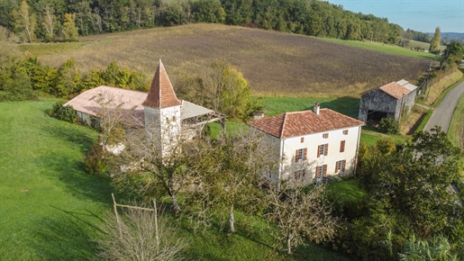 Ensemble en pierre, restauré, sur 2 hectares de terrain sans voisins