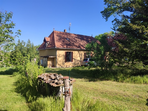 House with 3 bedrooms to renovate in the heart of the countryside with outbuildings, beautiful open