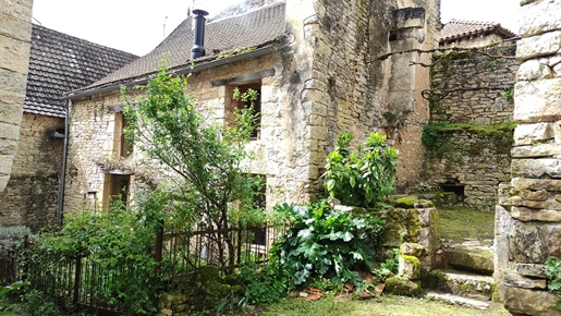 Set von 2 charmanten Dorfhäusern auf beiden Seiten einer kleinen Gasse, mit kleinem Garten