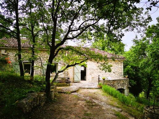 Charmante maison en pierre isolée avec une magnifique vue dominante, une piscine et 1,1 ha de terrai