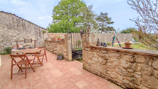 Charmante maison de village en pierre 162 m2 avec terrasses, jardin clôturé puits et garage