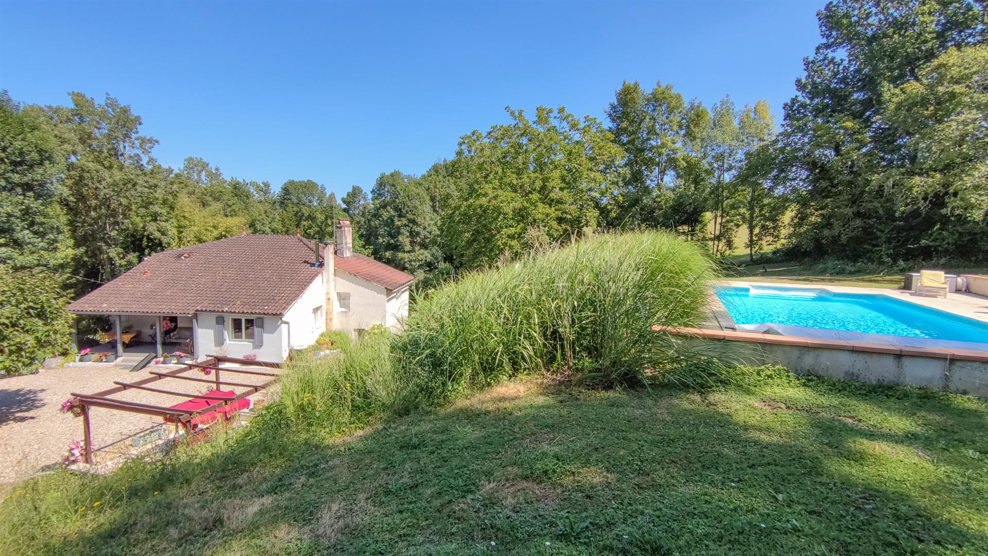 Pretty property with a main house, a guest house, a swimming pool, a barn and 9274 m2 of land
