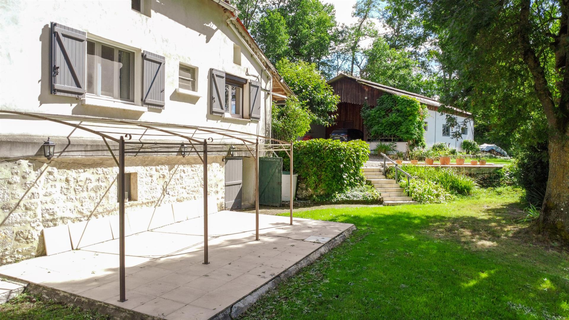 Pretty property with a main house, a guest house, a swimming pool, a barn and 9274 m2 of land