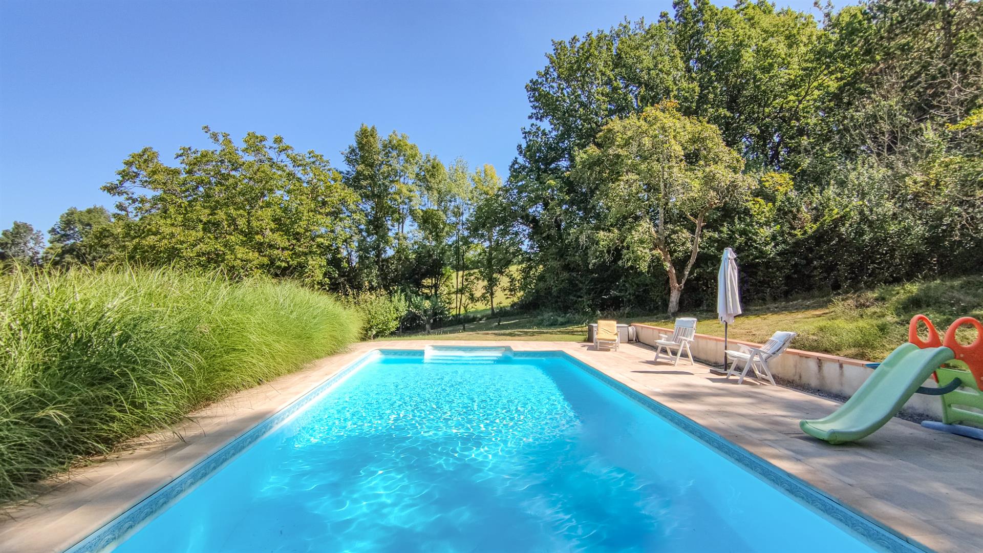 Pretty property with a main house, a guest house, a swimming pool, a barn and 9274 m2 of land