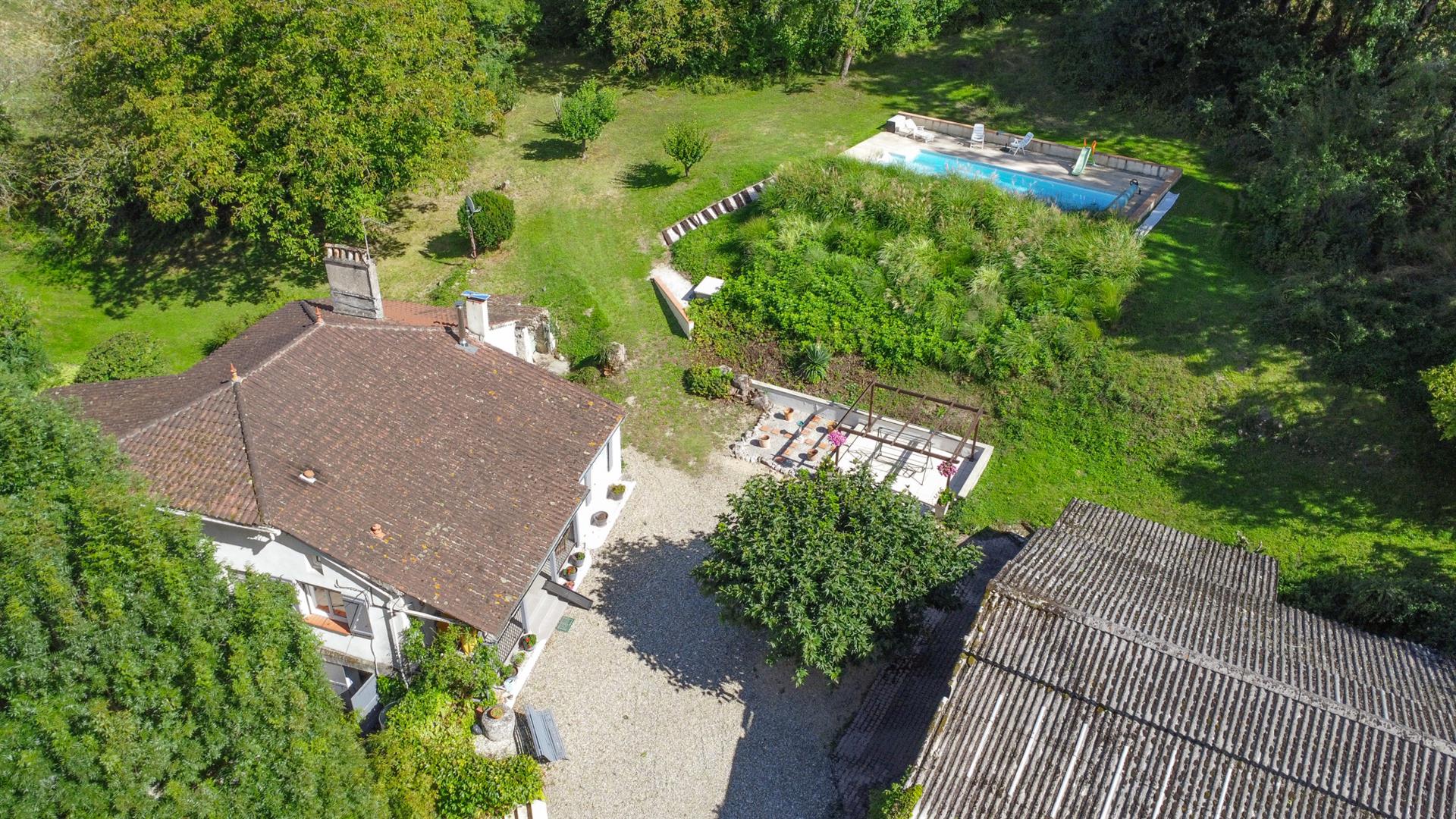 Pretty property with a main house, a guest house, a swimming pool, a barn and 9274 m2 of land
