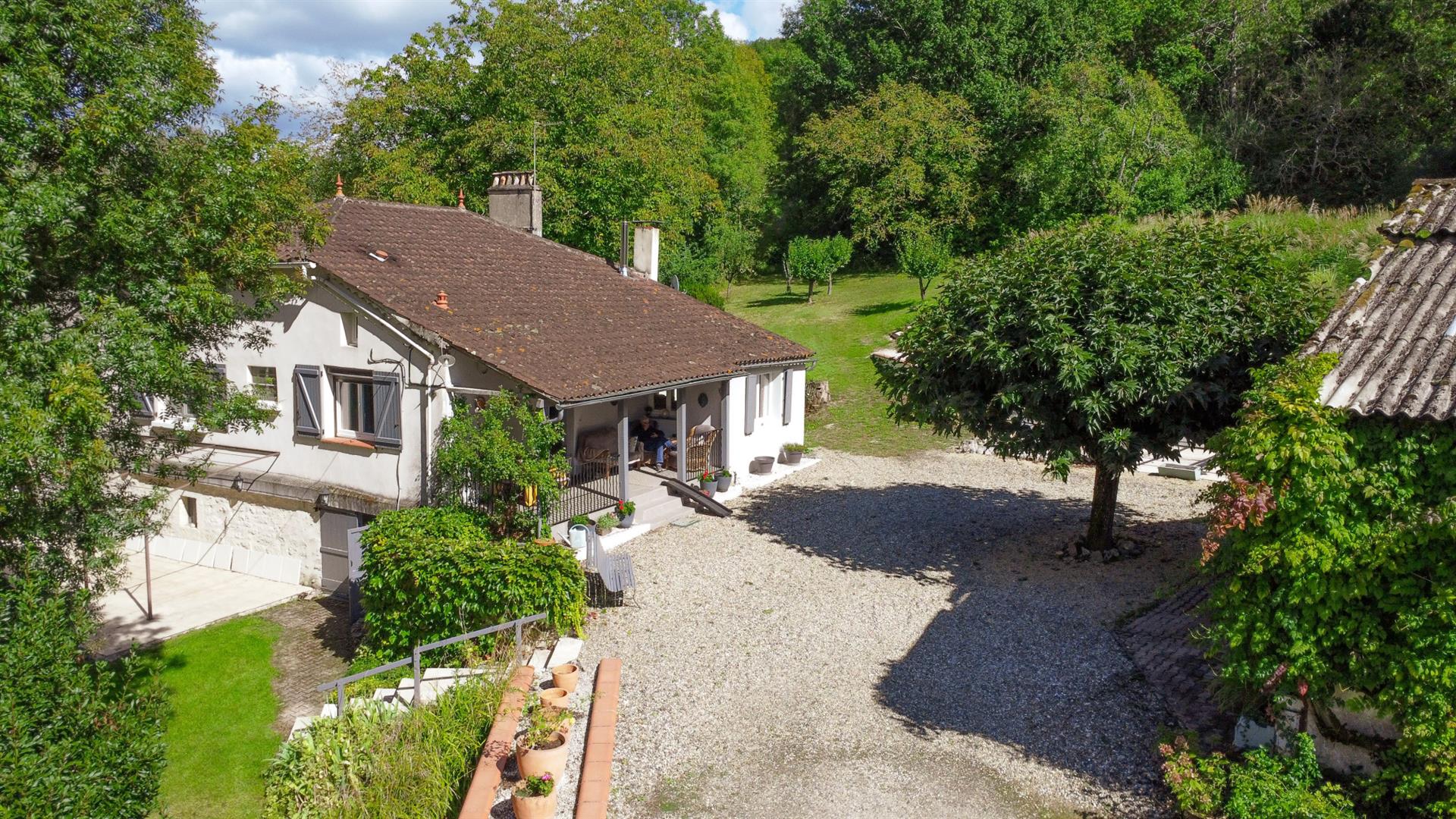 Pretty property with a main house, a guest house, a swimming pool, a barn and 9274 m2 of land