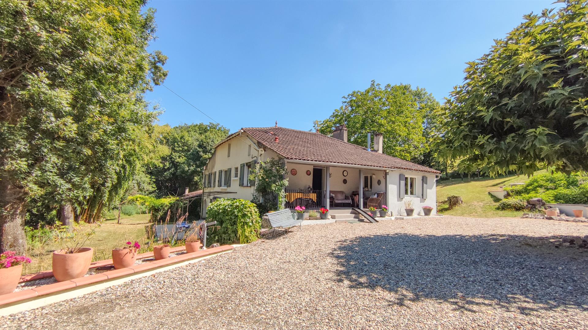Pretty property with a main house, a guest house, a swimming pool, a barn and 9274 m2 of land