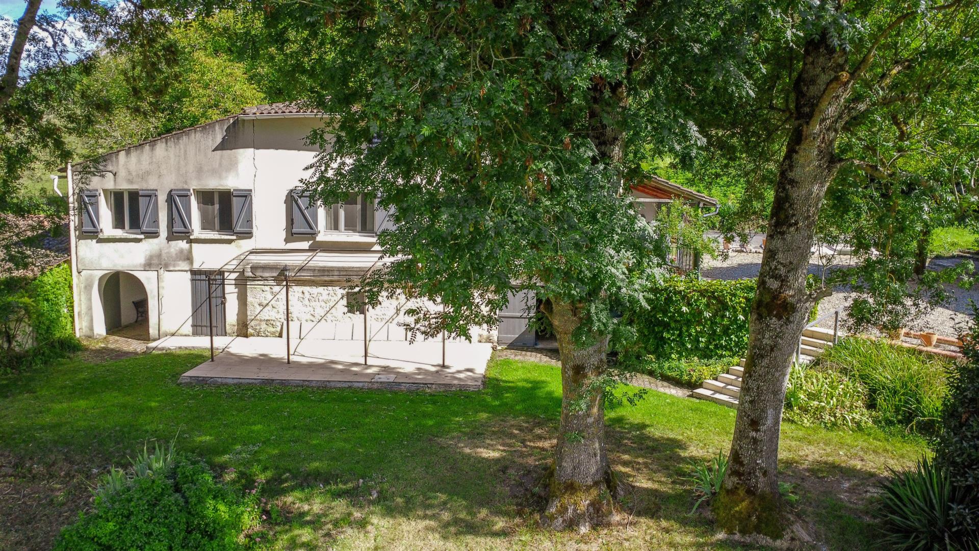 Pretty property with a main house, a guest house, a swimming pool, a barn and 9274 m2 of land