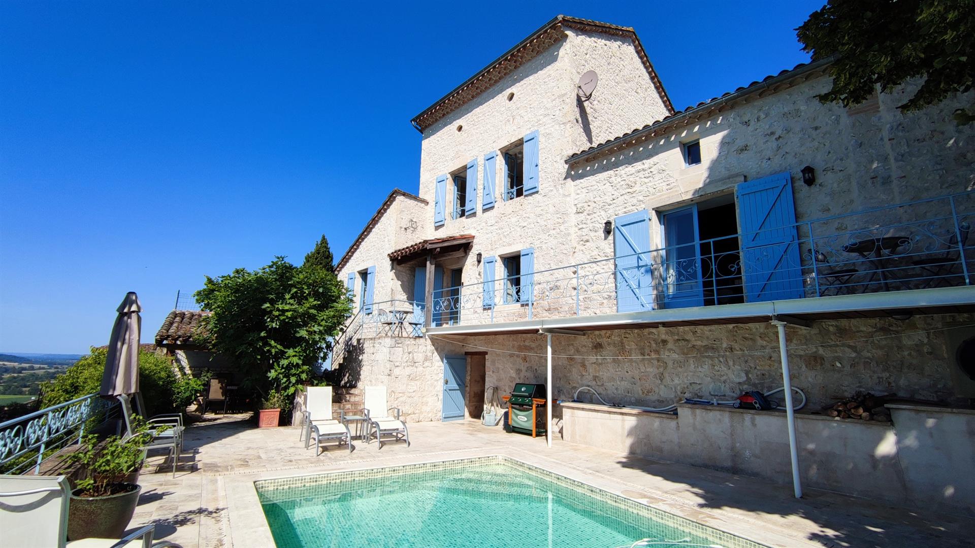 Magnificent village house tastefully renovated, 180 m2 4 bedrooms, with terrace, swimming pool and s