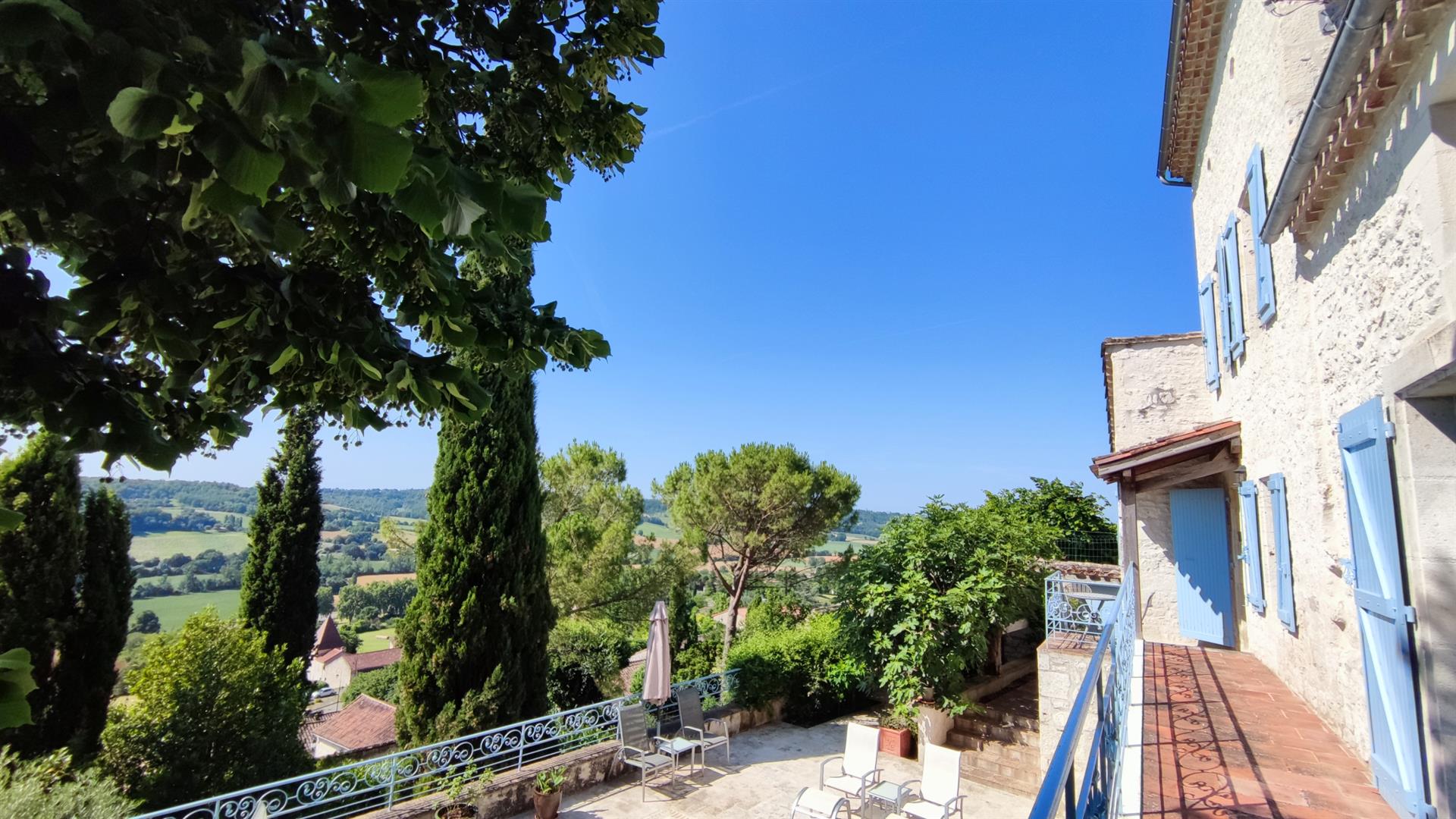 Magnificent village house tastefully renovated, 180 m2 4 bedrooms, with terrace, swimming pool and s