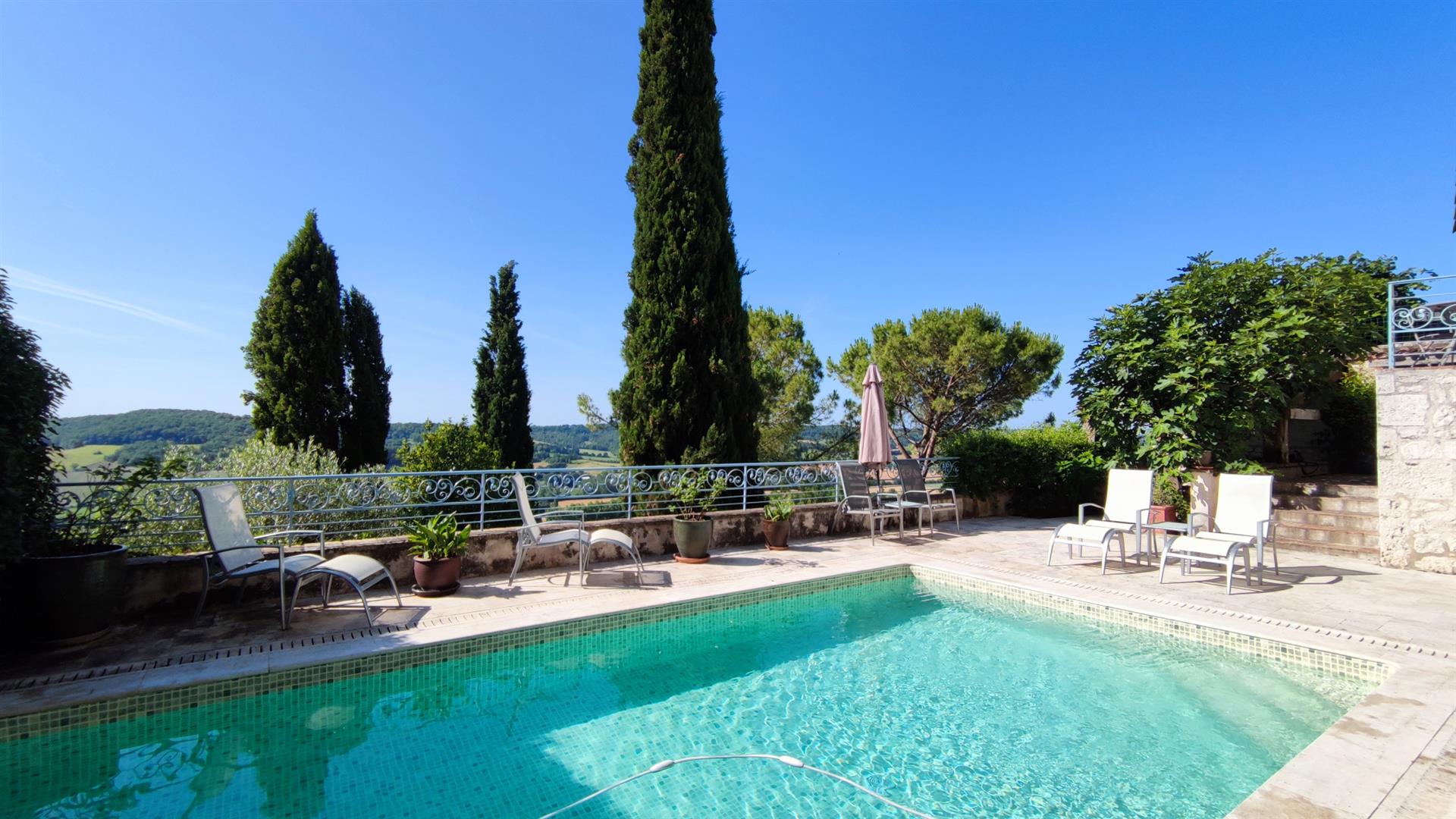 Magnificent village house tastefully renovated, 180 m2 4 bedrooms, with terrace, swimming pool and s