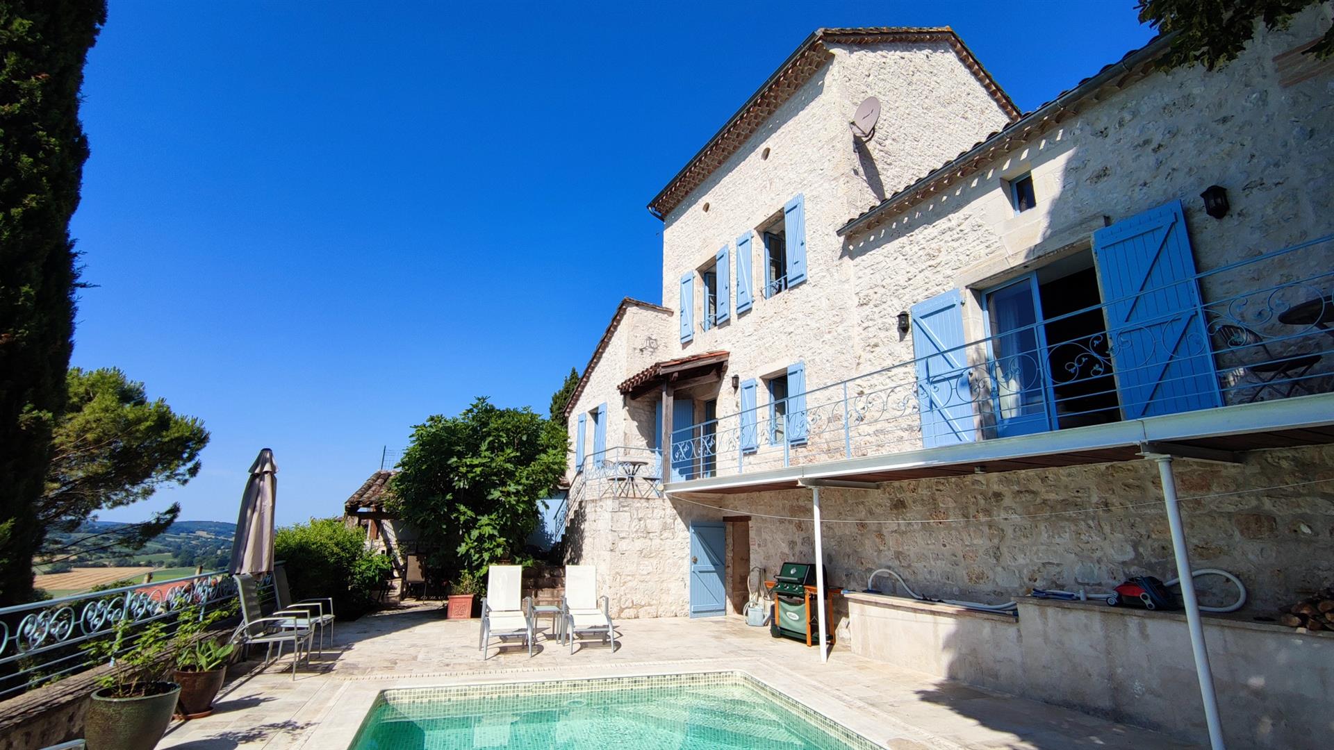 Magnificent village house tastefully renovated, 180 m2 4 bedrooms, with terrace, swimming pool and s