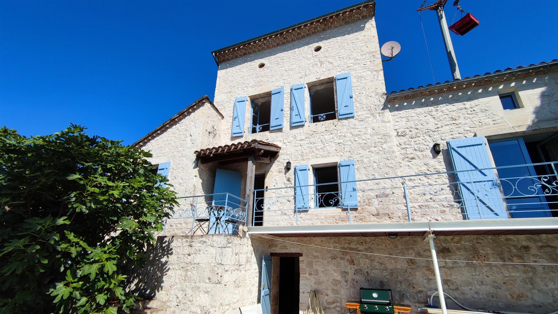 Magnificent village house tastefully renovated, 180 m2 4 bedrooms, with terrace, swimming pool and s
