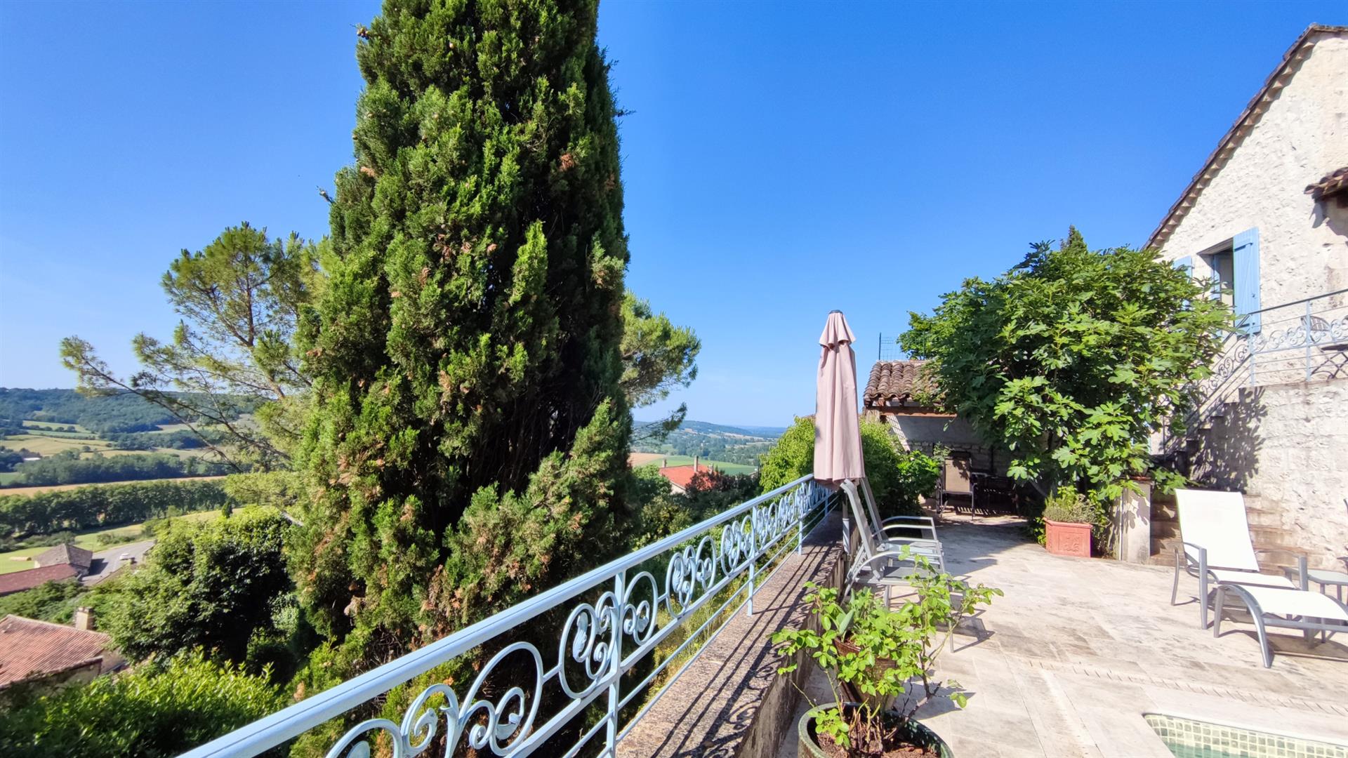 Magnificent village house tastefully renovated, 180 m2 4 bedrooms, with terrace, swimming pool and s