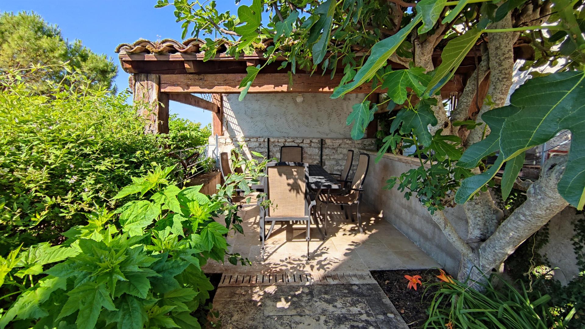 Magnificent village house tastefully renovated, 180 m2 4 bedrooms, with terrace, swimming pool and s