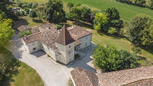 Magnificent Quercy property with its dovecote, swimming pool, barn and 7.5 ha of land