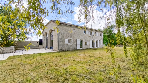 Prachtig stenen pand met een prachtige gerenoveerde schuur, een te restaureren huis en 2,7 ha