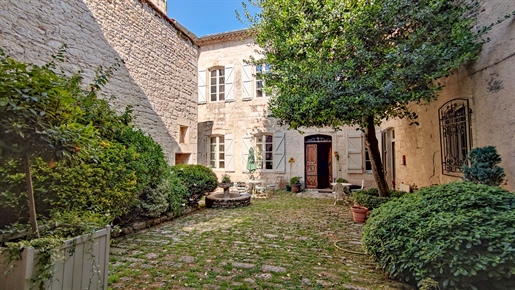 Magnificent village house of character with garden, swimming pool and superb view.