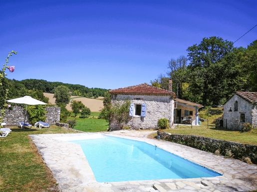 Maison quercynoise en pierre avec une piscine, une jolie vue et un terrain de 7885 m2
