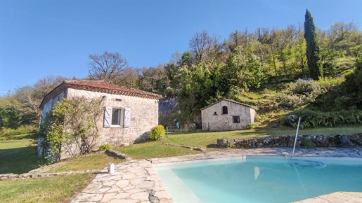 Maison quercynoise en pierre avec une piscine, une jolie vue et un terrain de 7885 m2