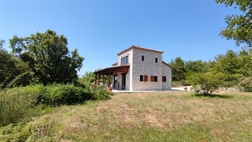 Jolie maison en pierre avec piscine sur un site avec vue exceptionnelle et 1,6 ha terrain