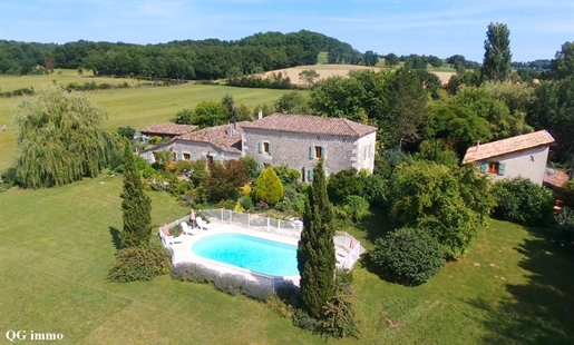 Magnificent Quercy property with 3 houses, swimming pool and 13.6 ha of land with meadows