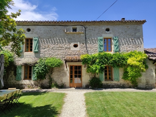 Magnificent Quercy property with 3 houses, swimming pool and 13.6 ha of land with meadows