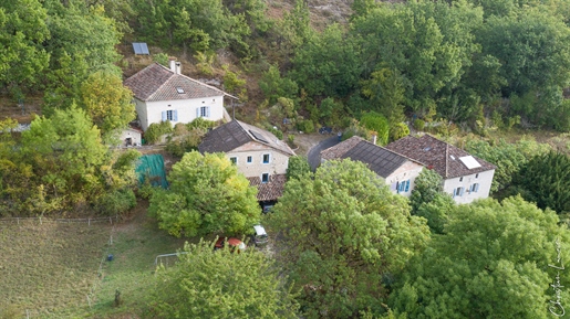 Quercy property with stopover gîte on the way to Saint Jacques in Lascabanes, with 3.6 ha of land
